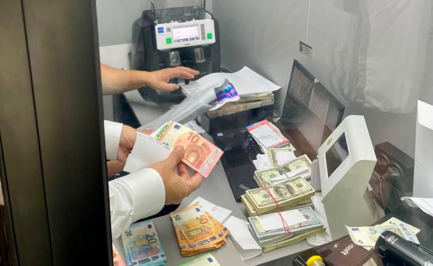 Мільйони готівкою та фальшиві чеки: у Києві викрили мережу підпільних обмінників