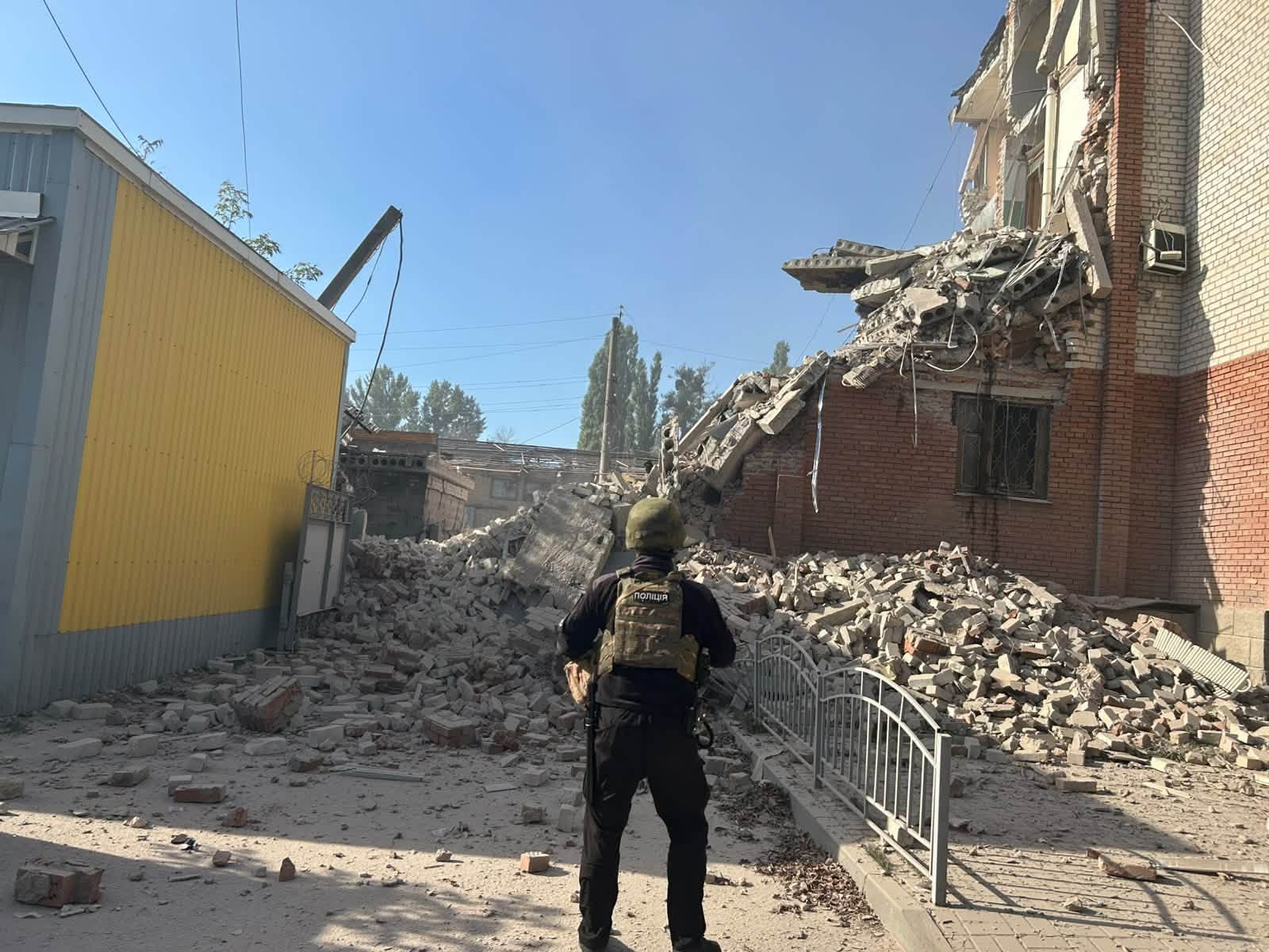 Армія РФ двічі вдарила по одному з районів Словʼянська: пʼятеро людей поранено Армія РФ двічі вдарила по одному з районів Словʼянська: пʼятеро людей поранено