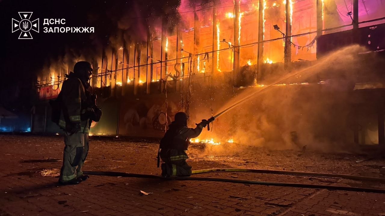 РФ масовано атакувала дронами Запоріжжя: пошкоджено багатоповерхівки, ТЦ та університет у центрі міста. ФОТО РФ масовано атакувала дронами Запоріжжя: пошкоджено багатоповерхівки, ТЦ та університет у центрі міста. ФОТО