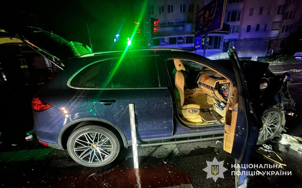 У Тернополі нетверезий водій Porsche в'їхав у мікроавтобус: восьмеро людей постраждали У Тернополі нетверезий водій Porsche в'їхав у мікроавтобус: восьмеро людей постраждали