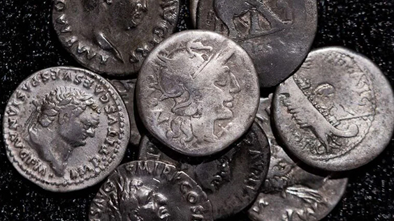 У Німеччині чоловік із металошукачем знайшов скарб із 934 римських монет У Німеччині чоловік із металошукачем знайшов скарб із 934 римських монет