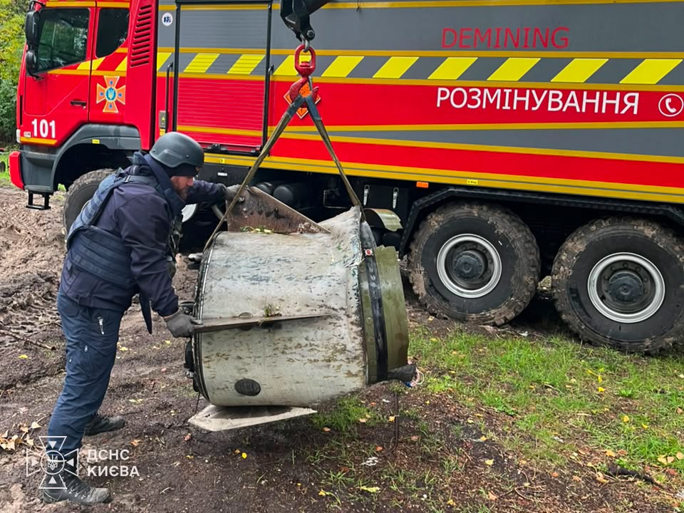 У Києві сапери вилучили залишки російського "Іскандера" У Києві сапери вилучили залишки російського "Іскандера"