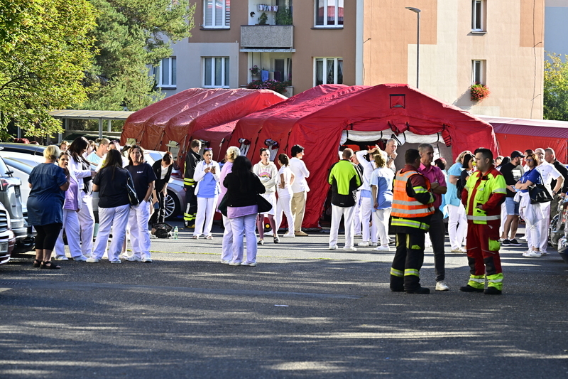У Чехії понад 200 людей евакуювали з лікарні через повідомлення про замінування У Чехії понад 200 людей евакуювали з лікарні через повідомлення про замінування
