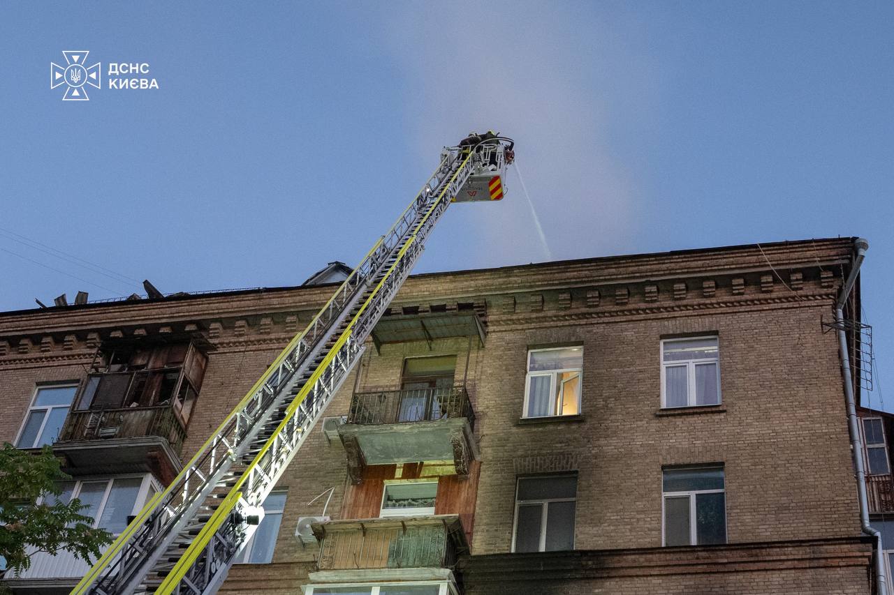 Є влучання у житлові будинки, одна людина постраждала: рятувальники показали наслідки російського удару по Києву. ФОТО