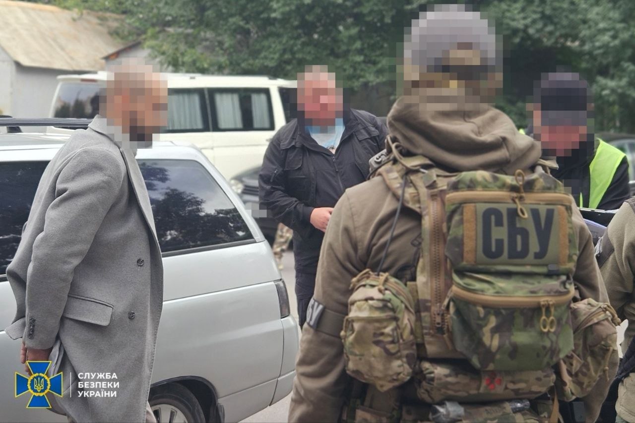 СБУ та Нацполіція затримали у Вінниці чиновників, які заробляли на легалізації іноземців в Україні СБУ та Нацполіція затримали у Вінниці чиновників, які заробляли на легалізації іноземців в Україні