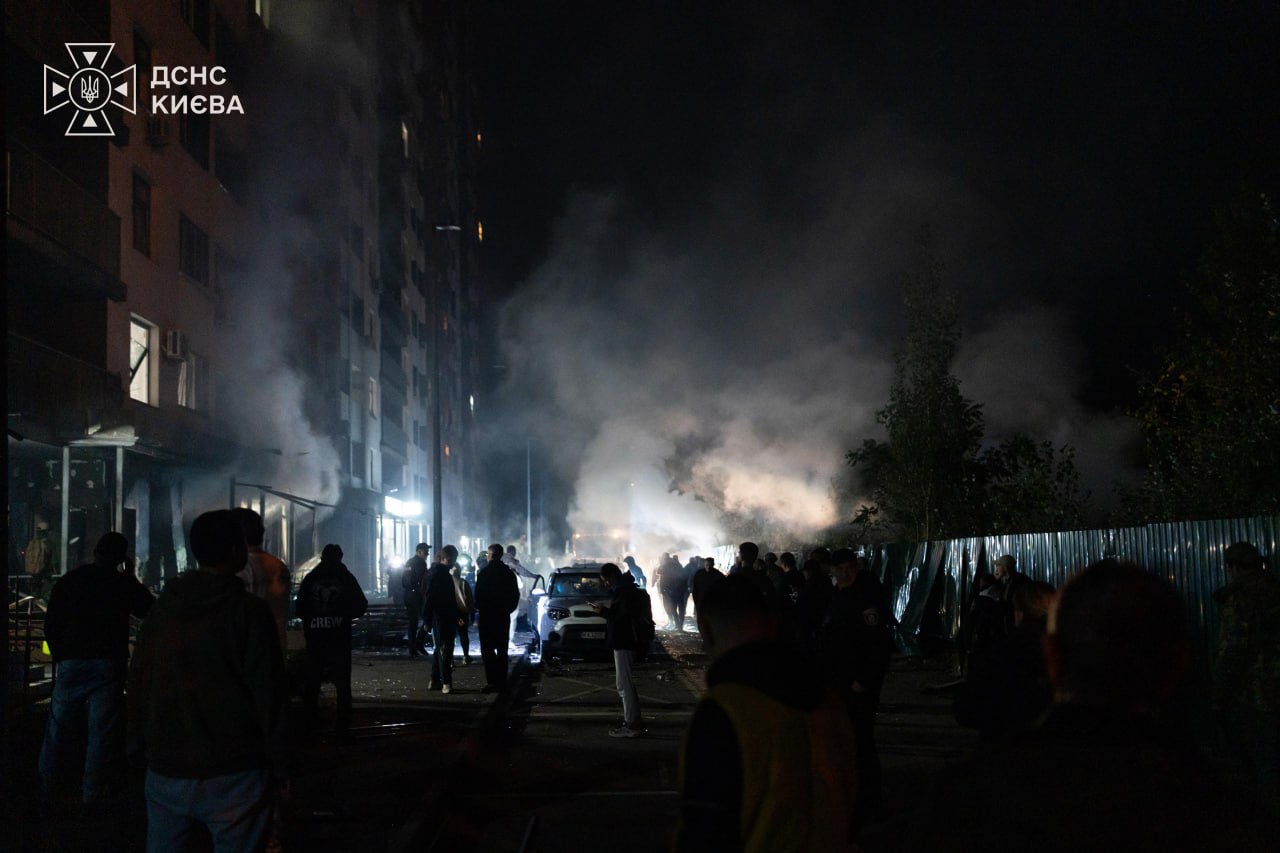 Росія атакувала Київ дронами: пошкоджено багатоповерхівку, є постраждалий. ФОТО