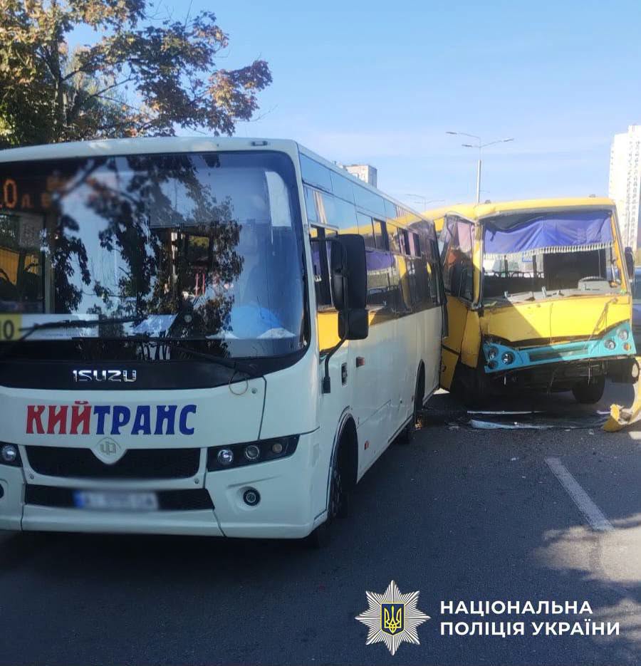 У Святошинському районі Києва зіткнулися маршрутки, серед постраждалих - дитина У Святошинському районі Києва зіткнулися маршрутки, серед постраждалих - дитина