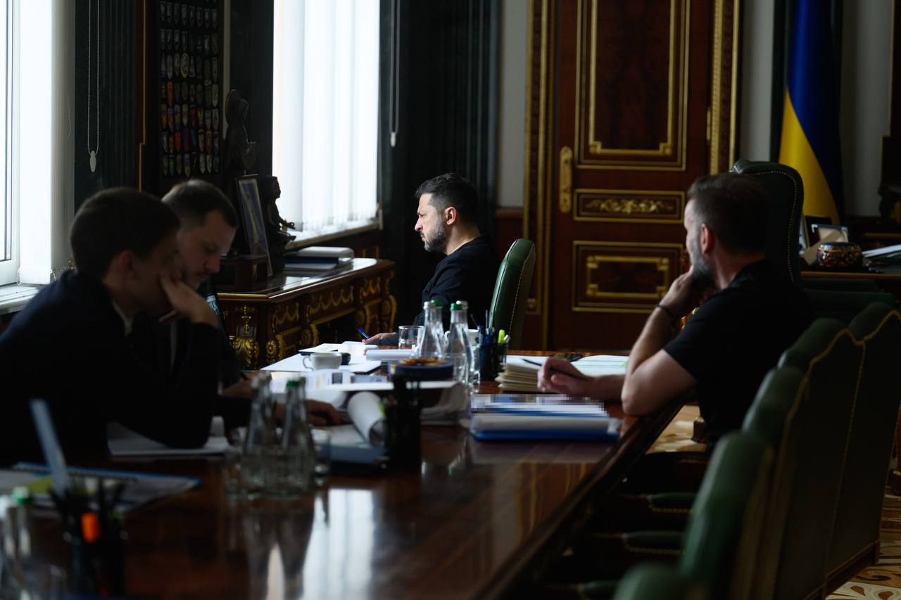 Зеленський: "Отримали сьогодні оновлену інформацію від розвідки щодо підготовки росіян до масованого удару. Готуємо протидію"