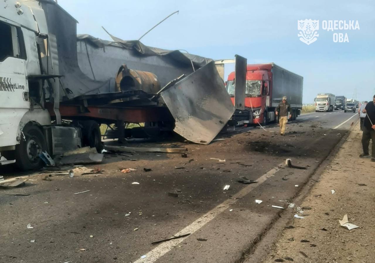 На Одещині ворог атакував авто на трасі, є поранені