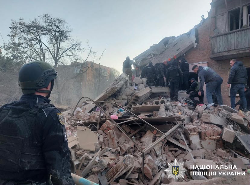 Росіяни вдарили ракетою по багатоповерхівці в Прилуках: двоє людей загинули, семеро поранених. ФОТО Росіяни вдарили ракетою по багатоповерхівці в Прилуках: двоє людей загинули, семеро поранених. ФОТО