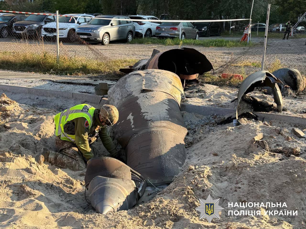 У Дарницькому районі Києва знешкоджують балістичну ракету, яка впала біля житлових будинків, але не здетонувала. ФОТО У Дарницькому районі Києва знешкоджують балістичну ракету, яка впала біля житлових будинків, але не здетонувала. ФОТО