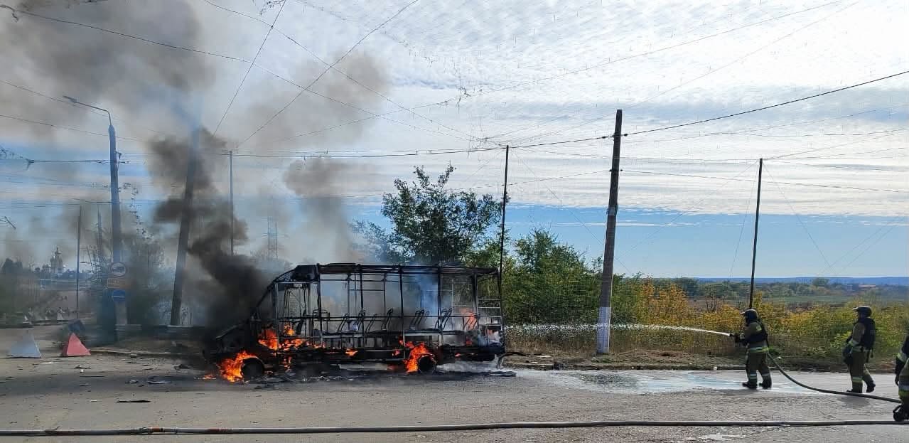 У Слов’янську ворожі дрони атакували автобус та авто: є загиблий та поранені