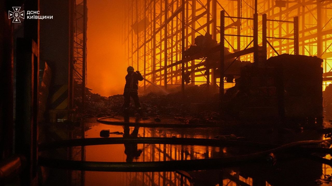 У Бучанському районі Київщини ворог атакував складські приміщення: постраждали троє людей. ФОТО У Бучанському районі Київщини ворог атакував складські приміщення: постраждали троє людей. ФОТО