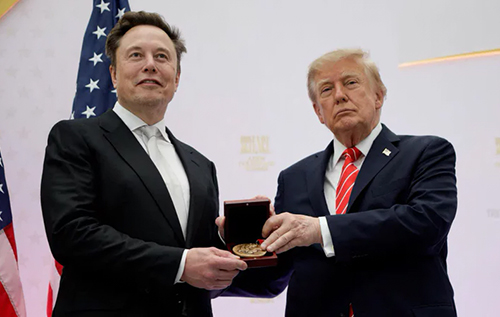 Трамп вручив Маску найвищу наукову нагороду США Трамп вручив Маску найвищу наукову нагороду США
