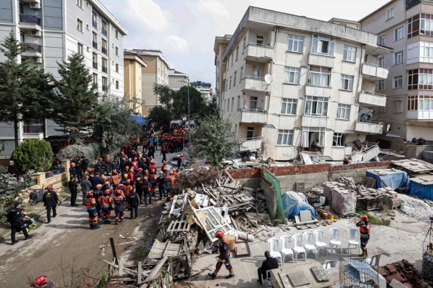 У Стамбулі внаслідок обвалу житлового будинку загинули п’ятеро осіб У Стамбулі внаслідок обвалу житлового будинку загинули п’ятеро осіб