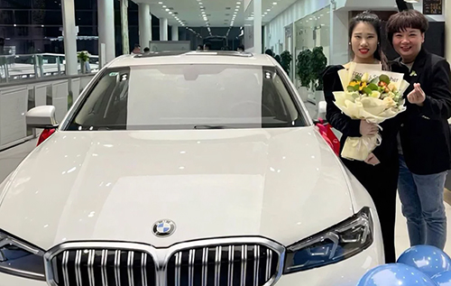 У Китаї керівниця подарувала двом працівницям по новому BMW: щоб було на чому їздити на роботу У Китаї керівниця подарувала двом працівницям по новому BMW: щоб було на чому їздити на роботу