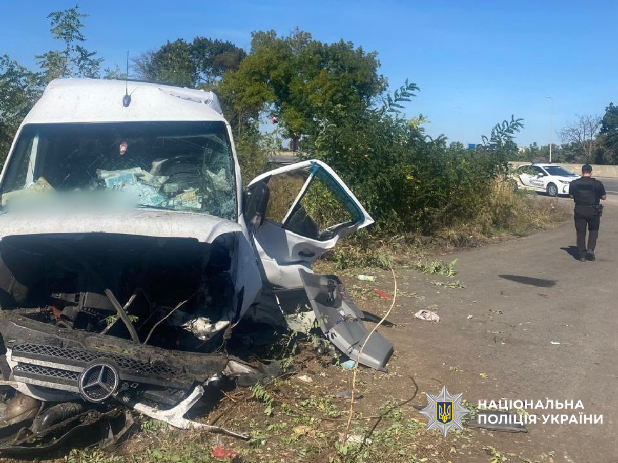 У передмісті Одеси мікроавтобус врізався у відбійник: є загибла та поранені У передмісті Одеси мікроавтобус врізався у відбійник: є загибла та поранені