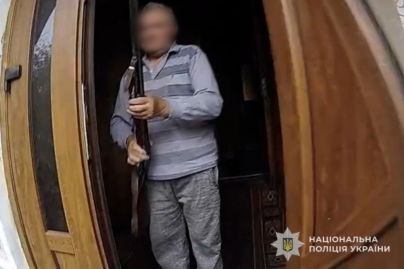 На Тернопільщині пенсіонер викликав поліцейських до себе додому, щоб влаштувати на них "полювання" На Тернопільщині пенсіонер викликав поліцейських до себе додому, щоб влаштувати на них "полювання"