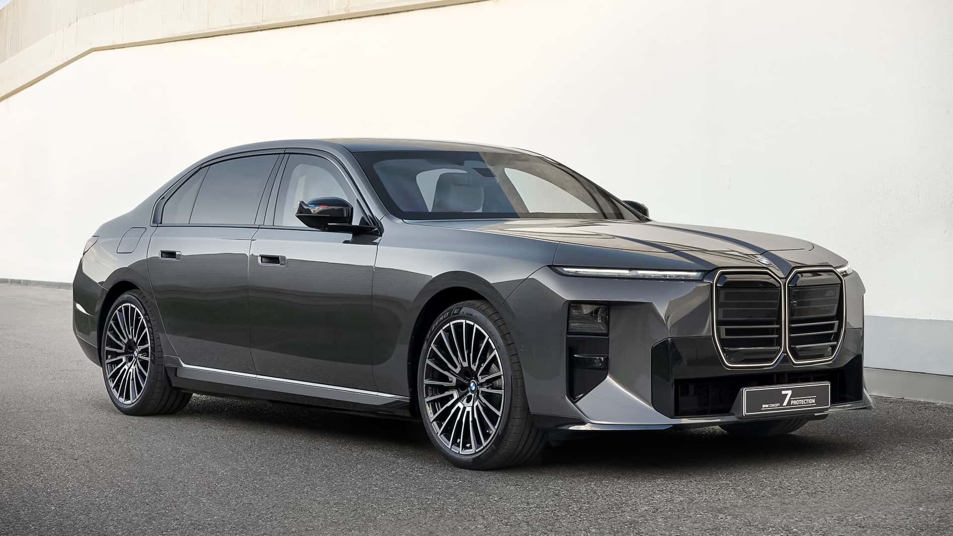 Броня під обшивкою: BMW показала седан, який витримує кулі револьвера .44 Magnum. ФОТО Броня під обшивкою: BMW показала седан, який витримує кулі револьвера .44 Magnum. ФОТО
