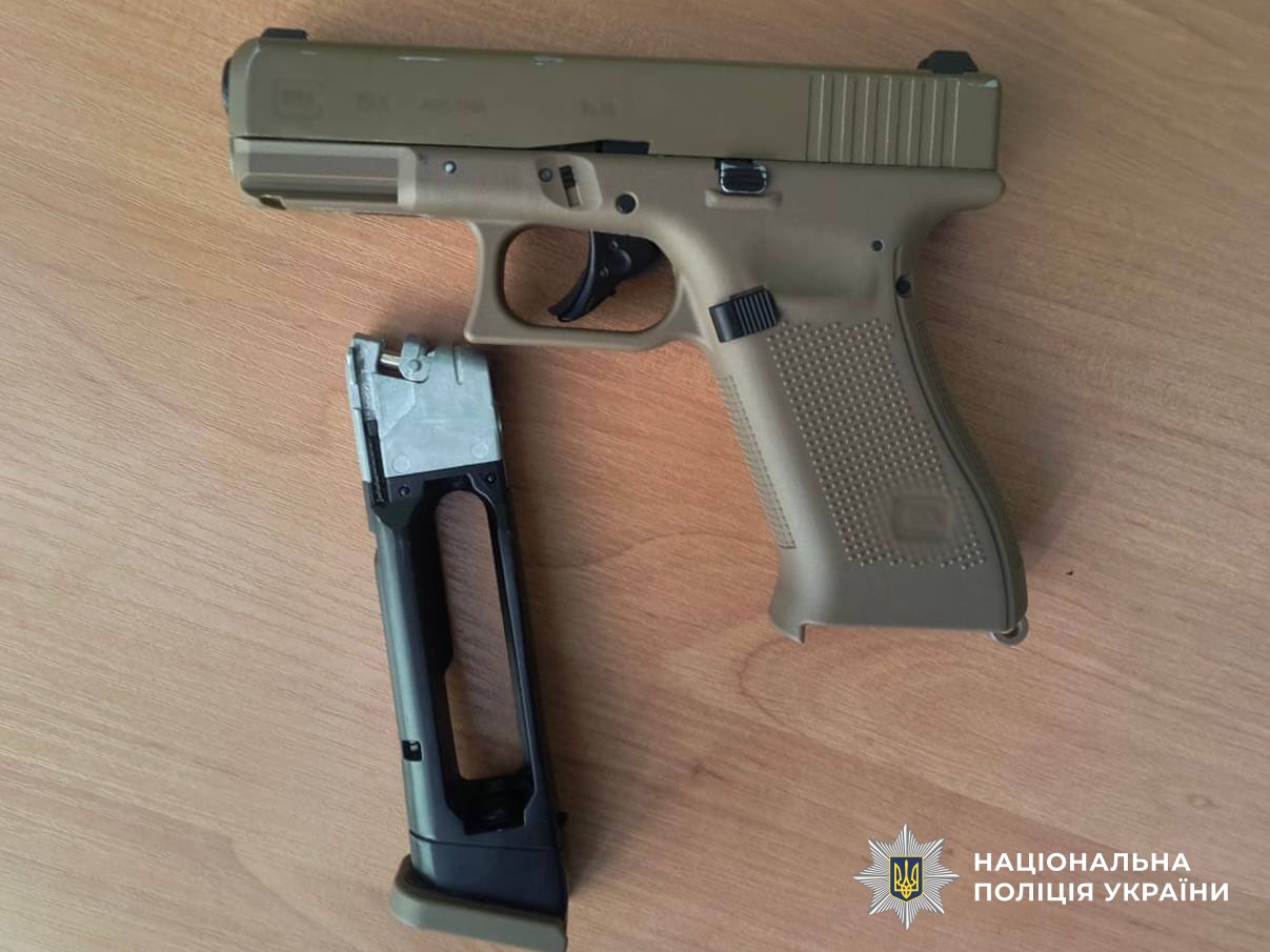 У Києві молодик влаштував стрілянину на дорозі та поранив чоловіка У Києві молодик влаштував стрілянину на дорозі та поранив чоловіка