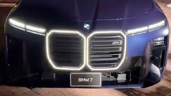 Флагманський седан BMW знову отримав восьмициліндровий двигун Флагманський седан BMW знову отримав восьмициліндровий двигун