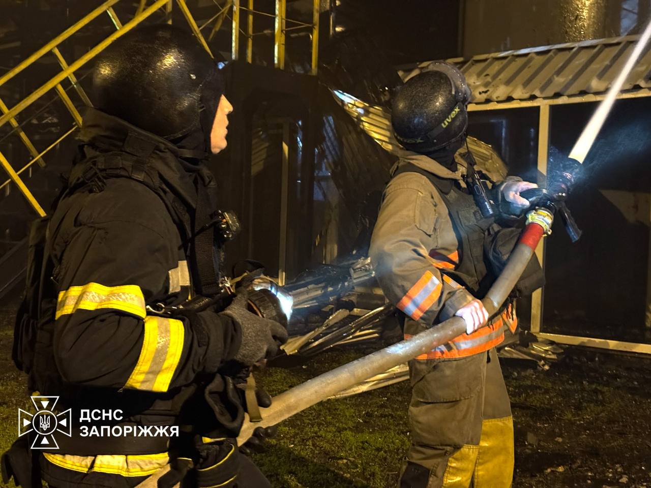 У Запоріжжі загасили масштабну пожежу на підприємстві після ворожого обстрілу. ФОТО