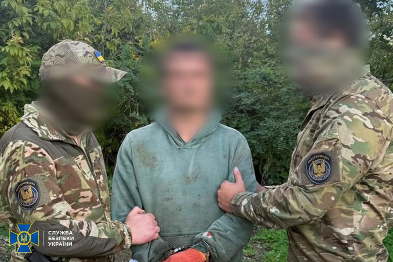 СБУ затримала агента ГРУ РФ, який готував схованки з вибухівкою для терактів у Харкові СБУ затримала агента ГРУ РФ, який готував схованки з вибухівкою для терактів у Харкові