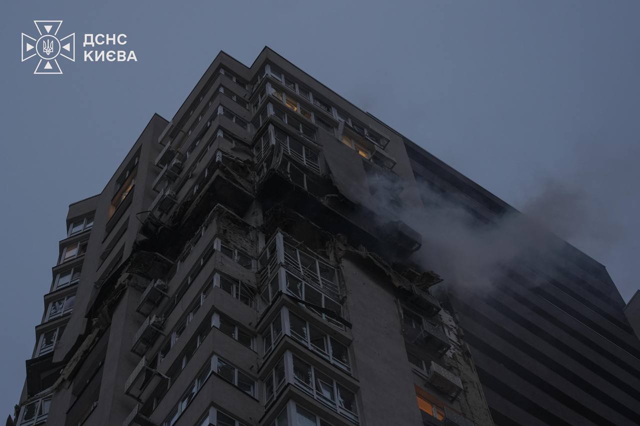 У Святошинському районі Києва російський БпЛА влучив у 24-поверхівку: загинули дві людини. ФОТО