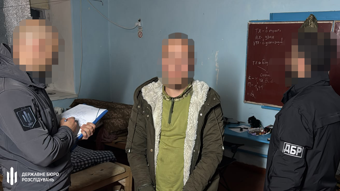 Передавав ворогу позиції українських військових на Запоріжжі та Херсонщині: ДБР затримало дезертира, який працював на ФСБ Передавав ворогу позиції українських військових на Запоріжжі та Херсонщині: ДБР затримало дезертира, який працював на ФСБ