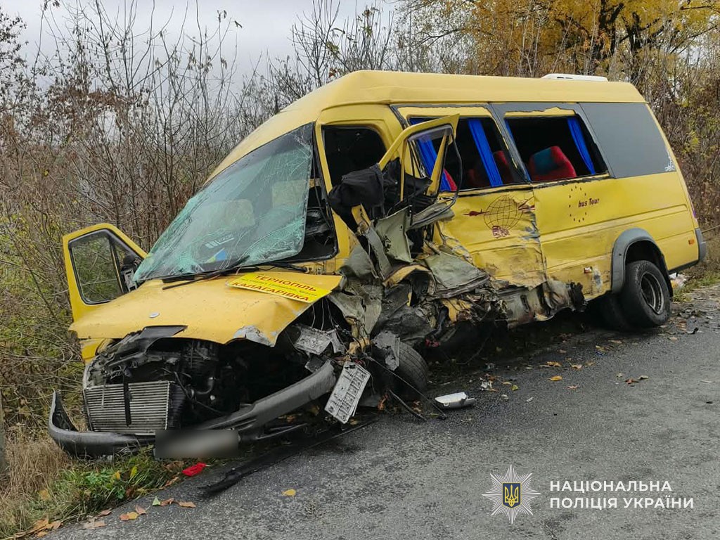 На Тернопільщині зіткнулися легковик і автобус: одна людина загинула, дев'ятеро травмовані На Тернопільщині зіткнулися легковик і автобус: одна людина загинула, дев'ятеро травмовані