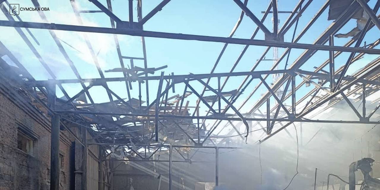 Ворог вдарив по підприємству у Шостці: одна людина загинула, восьмеро поранених Ворог вдарив по підприємству у Шостці: одна людина загинула, восьмеро поранених