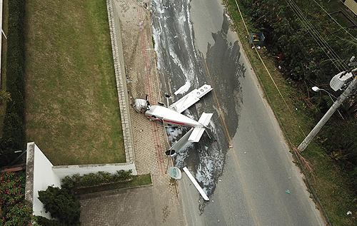В Бразилии самолет рухнул прямо на дорогу и развалился на части. ВИДЕО