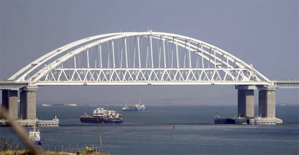 В РФ заявили про атаку дронів на Кримський міст