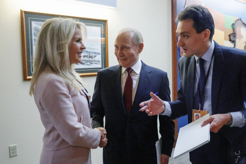Путін на Алясці "запав" на жінку з "кола" Трампа: що про неї відомо