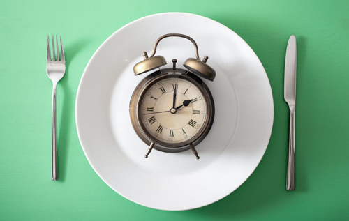 Как масса тела зависит от времени приема пищи: что выяснили ученые