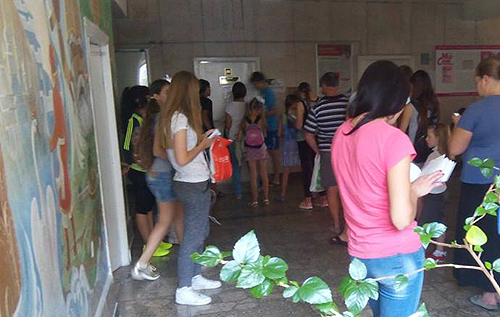 Українських школярів у розпал коронавірусу змусили стояти в лікарняних чергах