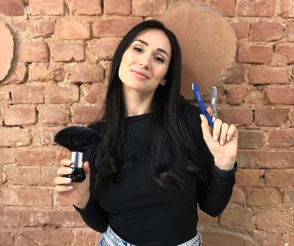  Русана Плонсак: Професійна еволюція, що формує новий рівень чоловічого барберингу Автор: Анастасія Деркач У сфері барберингу легко навчитися базовим технікам і значно складніше вибудувати роботу так, щоб її результати були впізнаваними й відтворюваними іншими. Саме завдяки системному підходу Русана Плонсак вирізняється серед колег: її методика дозволяє досягати стабільного та передбачуваного результату незалежно від умов і ринку. Самостійний старт і усвідомлений розвиток На початку кар’єри Русана робила ставку на самостійне навчання. Замість того, щоб копіювати чужі рухи, вона почала розбирати роботи кращих світових майстрів на деталі. Реальні клієнти підтвердили її спостереження: у барберингу неможливо виїхати на одному «таланті». Тут потрібне чітке розуміння того, що ти робиш і який результат отримаєш у фіналі. «Перші клієнти — це найкращий холодний душ. Вони одразу показують, що з мінімальним набором навичок далеко не заїдеш», — згадує Русана.  Цей досвід став точкою переходу до поглиблення навичок і початку системного розвитку професійних умінь. Більше, ніж просто ножиці: трихологія та хімія процесів Навчання в школі барберів та участь у майстер-класах міжнародних спеціалістів, зокрема Leon Barber, дозволили Русані сформувати стабільну технічну основу. У 2023 році вона також пройшла курс із трихології та складу косметичних засобів, що дало змогу точніше працювати з різними типами волосся та підбирати рішення з прогнозованим результатом. Конкурси як підтвердження рівня Участь у конкурсах стала для Русани способом перевірити власний рівень у відкритому професійному полі. Перше місце в номінації Fade (2020) та третє в Neotradition (2021) на великих українських майданчиках довели, що її бачення відповідає стандартам індустрії. «Коли ти на конкурсі, ти показуєш не просто техніку. Ти демонструєш своє мислення, принципи та підхід до роботи. Це завжди точка чесної перевірки себе», — ділиться вона. Американський ринок та професійна гнучкість Досвід роботи в США став для Русани своєрідним краш-тестом. Американський ринок специфічний: величезна кількість різних типів волосся, культурних контекстів та запитів. Тут треба вміти миттєво адаптуватися під клієнта з іншим бекграундом. Це остаточно сформувало її як універсального спеціаліста. Завдяки членству в American Barber Association та British Master Barbers Русана отримує доступ до найновіших методик і стандартів барберингу. Багато з цих підходів тільки починають впроваджуватися в міжнародних школах, і поки інші майстри знайомляться з ними через курси чи офіційні матеріали, Русана вже успішно застосовує їх у практиці. Швидке впровадження нових методик зробило її техніку помітною на ринку і підтвердило високий рівень її експертизи. З часом до Русани почали звертатися колеги з проханням поділитися підходами та рішеннями, які вона застосовує у роботі. Хоча вона не проводить формалізованих курсів, її досвід використовується іншими майстрами як орієнтир. «Коли колеги звертаються за порадою, це означає, що твоя робота має цінність не лише для клієнтів», — зазначає вона. Позиція в індустрії та подальший розвиток Зараз Русана Плонсак — це майстриня з іменем, яке знають і в Україні, і за кордоном. Її підхід базується на відкритому обміні досвідом та постійному русі вперед. Це приклад того, як локальний спеціаліст може стати частиною глобальної професійної спільноти завдяки системній роботі та вмінню дивитися на професію глибше, ніж просто через дзеркало в барбершопі.