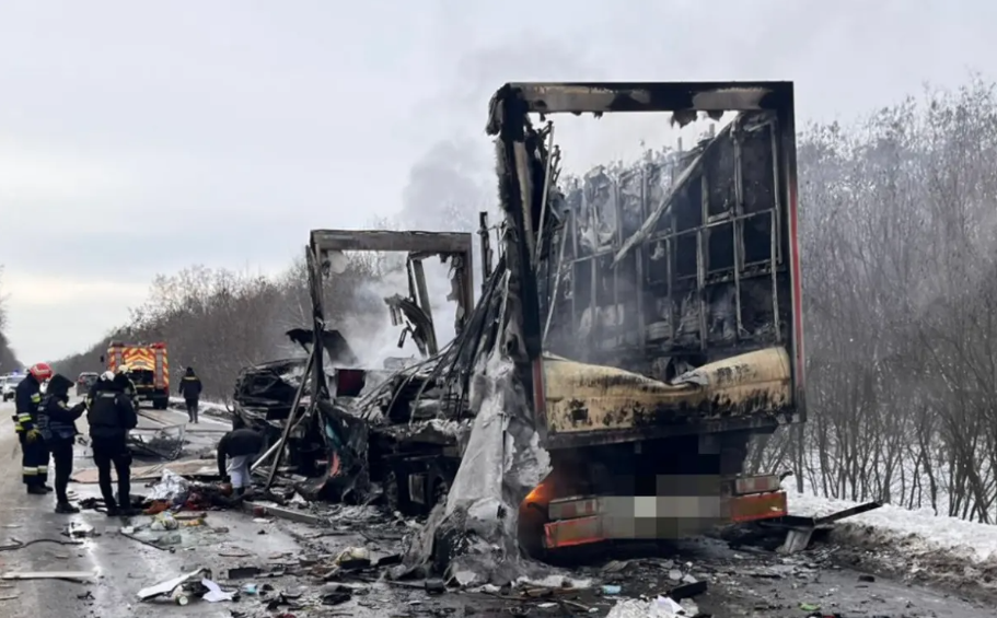 Вантажівка "Нової пошти" та автобус зіткнулися на трасі в Кіровоградській області: водії загинули Вантажівка "Нової пошти" та автобус зіткнулися на трасі в Кіровоградській області: водії загинули