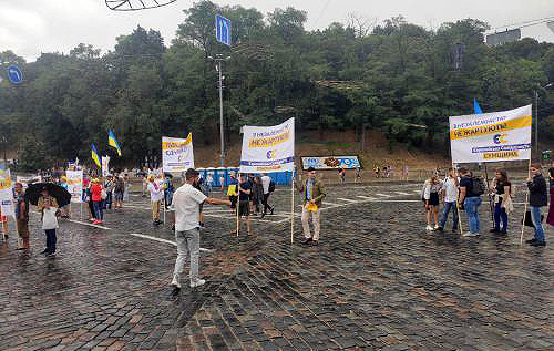 Україна не продається: обурені люди виступили проти Порошенка та проплаченого мітингу під час Маршу захисників в Києві. ВІДЕО