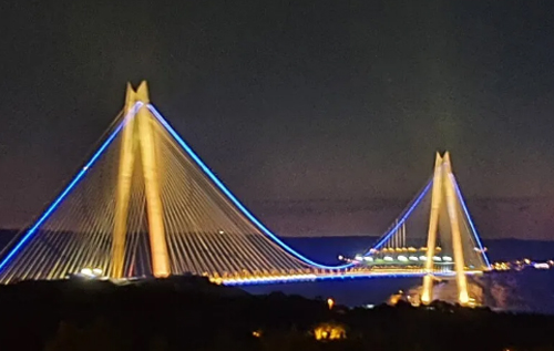 Найвищий хмарочос світу в ОАЕ і мости в Стамбулі підсвітили кольорами України. ФОТО. ВІДЕО
