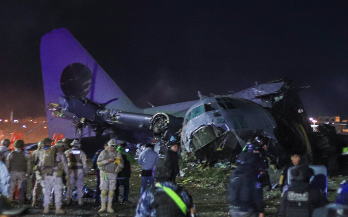 У Болівії літак із готівкою на борту впав на жваву трасу: щонайменше 15 загиблих