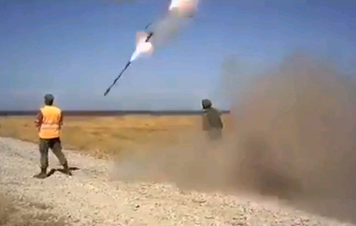 В России во время учений из рук солдата выпала зенитная установка с ракетой и начала хаотичный полет. ВИДЕО