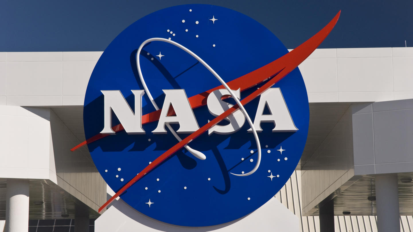 NASA ищет частные компании, которые займутся добычей пыли и камней на Луне