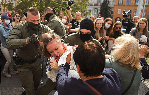 В Минске силовики избили и задержали участниц женского марша. ВИДЕО