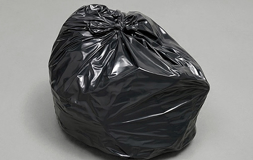 Британский художник продает на аукционе мешок с мусором