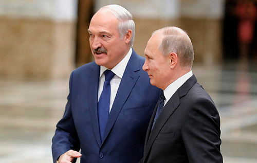 Путин поддерживает Лукашенко, но будет подталкивать его к уходу, — Bloomberg