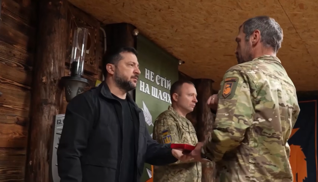 Зеленський на Лиманському напрямку зустрівся з воїнами, які беруть участь в операції "Вівальді", та провів координаційну нараду. ВІДЕО Зеленський на Лиманському напрямку зустрівся з воїнами, які беруть участь в операції "Вівальді", та провів координаційну нараду. ВІДЕО