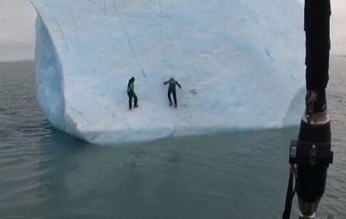 В Арктике айсберг перевернулся в океане вместе с людьми. ВИДЕО