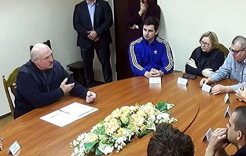 Лукашенко послушал в СИЗО задержанных оппозиционеров и разрешил Тихановской поговорить с мужем. ВИДЕО