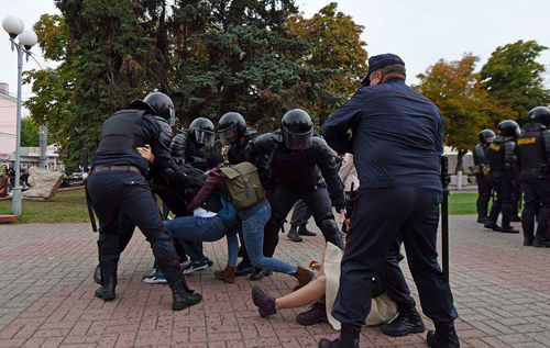 В Беларуси против митингующих применили светошумовые гранаты и слезоточивый газ. ФОТО. ВИДЕО